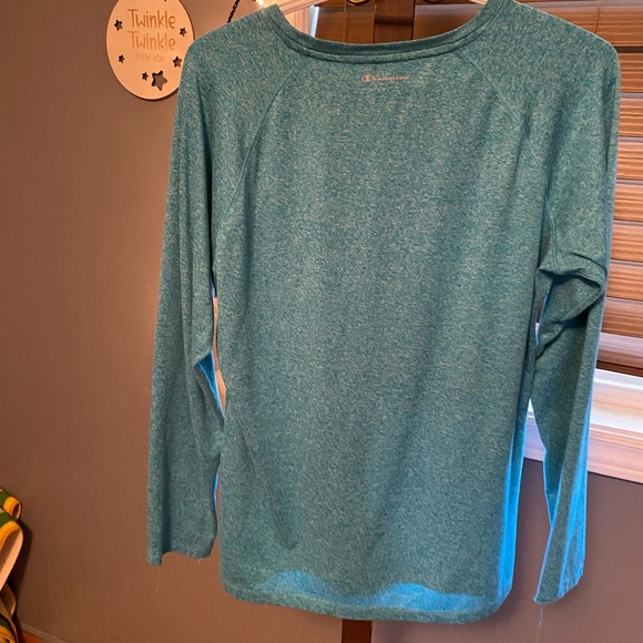 A champion shirt, in an XL. Green in colour. Comes with thumb holes. - Picture 6 of 6